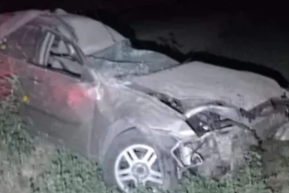 Pierde el control de su vehículo e impacta en canal de riego