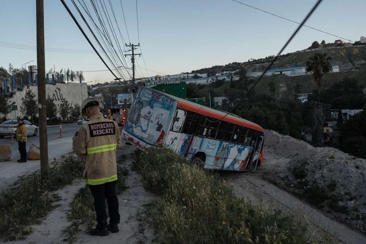 Camión de transporte público se sale del camino y cae a un barranco en Cuauhtémoc Sur