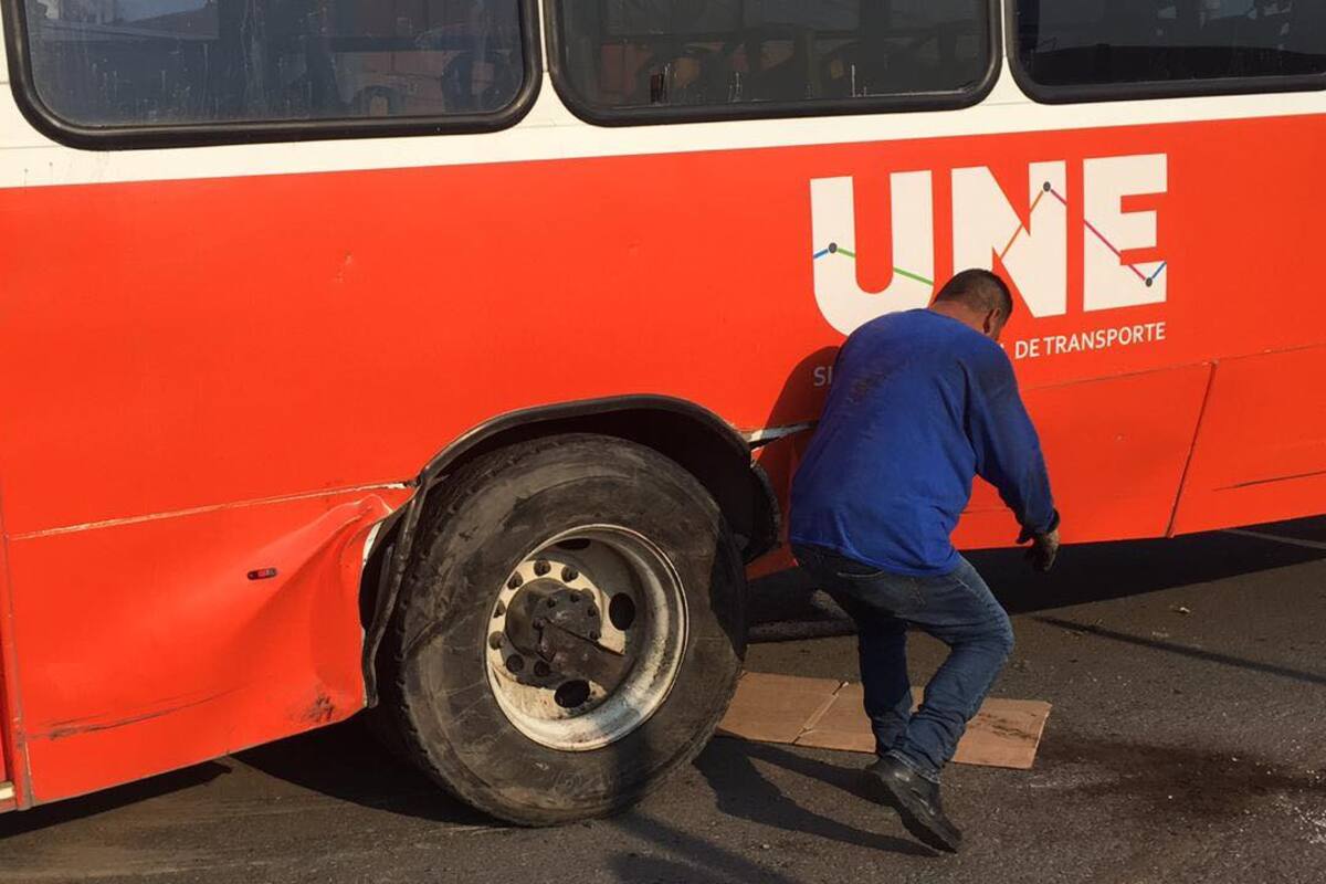 Choque volcadura de transporte urbano deja 3 lesionados