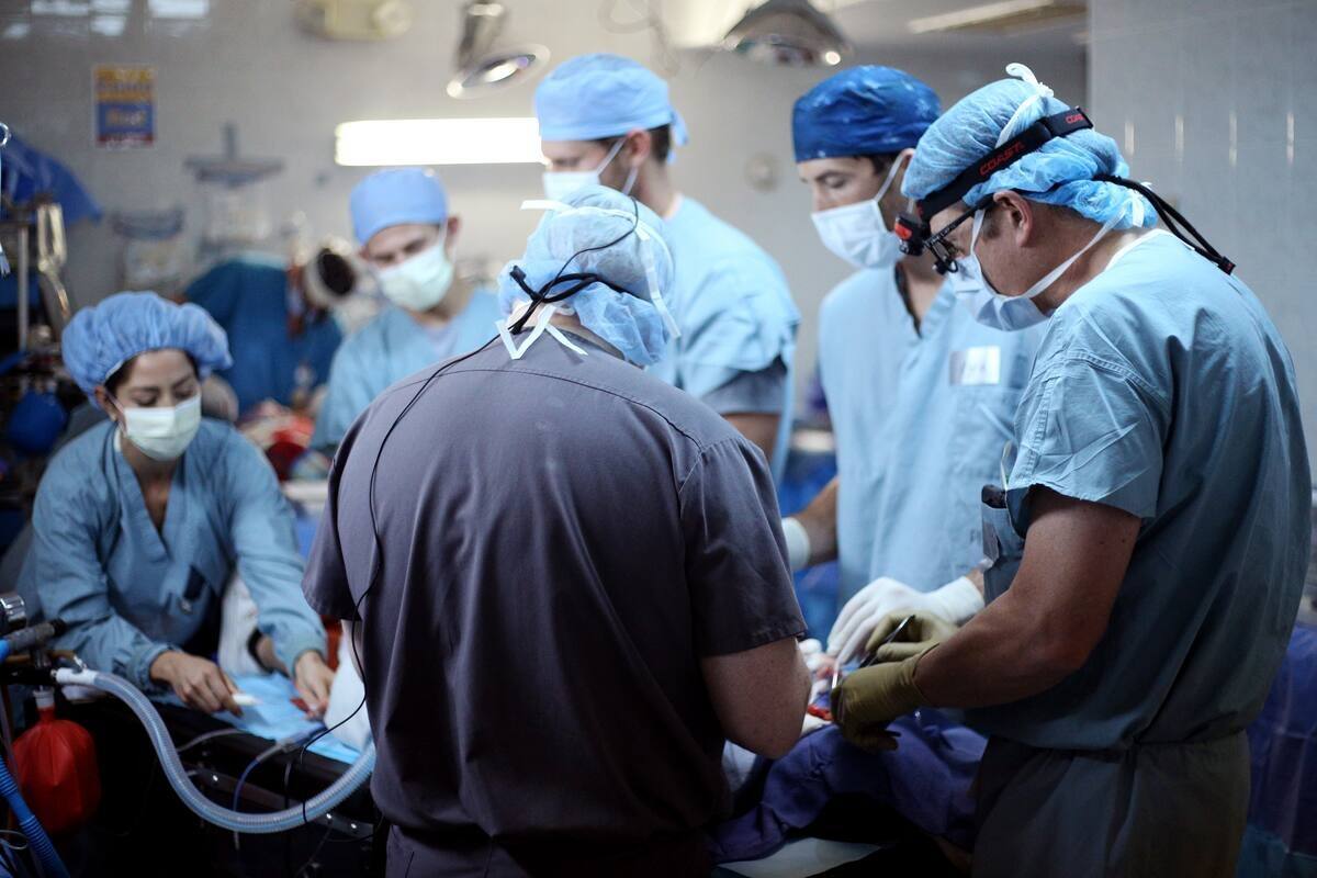 Cambian vida de 50 niños con cirugía