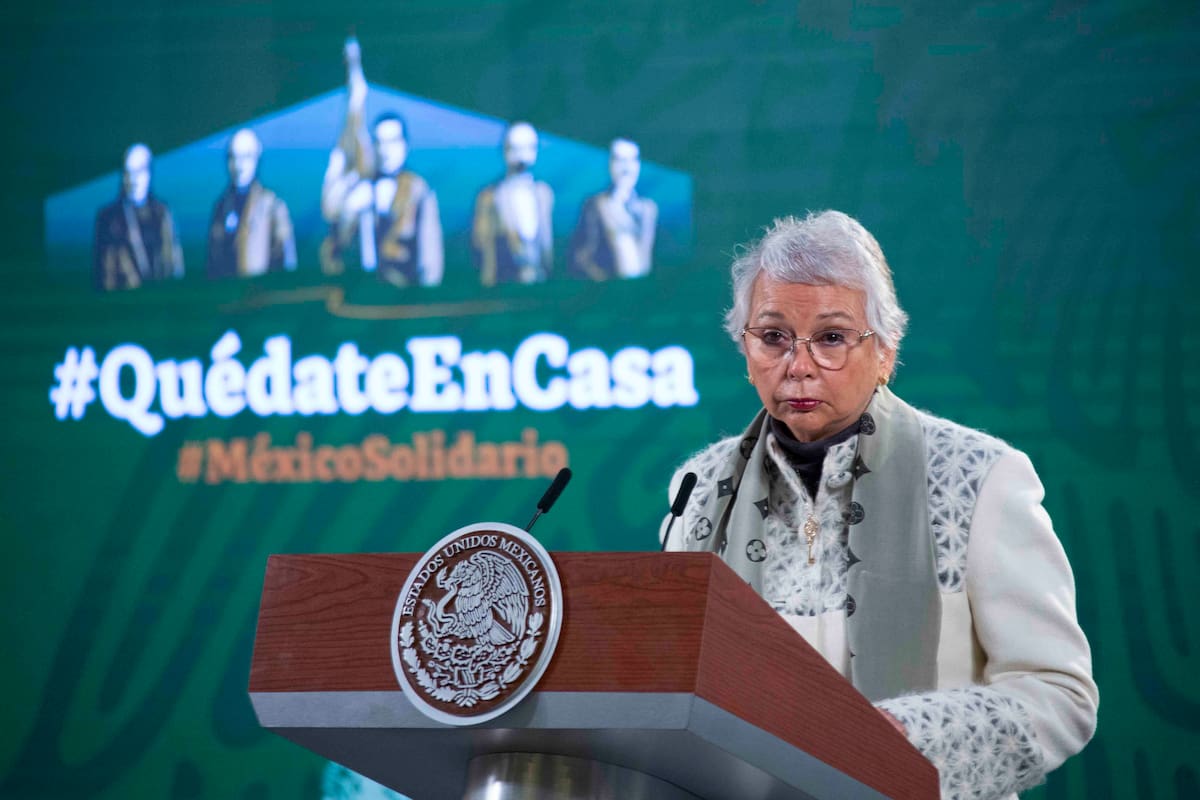 Olga Sánchez Cordero, secretaria de Gobernación en representación del presidente Andrés Manuel López Obrador, encabeza la conferencia de prensa en el Salón Tesorería de Palacio Nacional. La acompaña: Marcelo Ebrard Casaubon, secretario de Relaciones Exteriores; Emiliano Calderón Mercado, cordinador de Estrategia Digital Nacional, Presidencia de la República; Hugo López-Gatell Ramírez, subsecretario de Prevención y Promoción de la Salud y César Vélez Andrade, director general de Tecnologías de la Información de la Secretaría de Salud.
Foto:/Presidencia