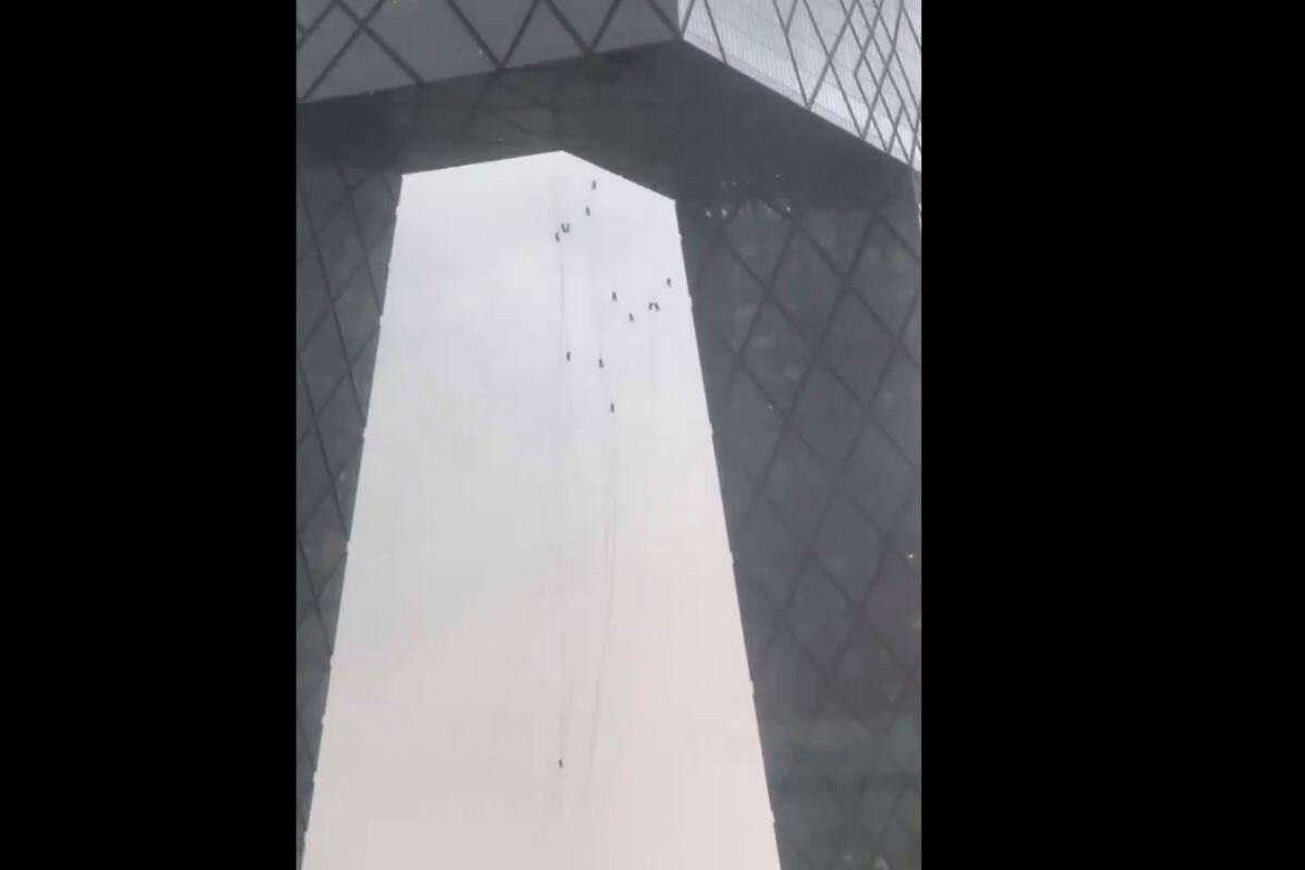 VIDEO: Trabajadores limpiavidrios quedan colgando de edificio tras fuertes vientos en China