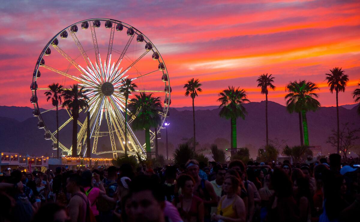 ARCHIVO - En esta fotografía del 21 de abril de 2018 se observa el atardecer durante el festival Coachella en Indio, California. (Foto por Amy Harris/Invision/AP, Archivo)