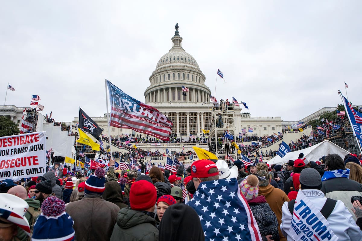 ARCHIVO - Partidarios del entonces presidente estadounidense Donald Trump se congregan junto al Capitolio el 6 de enero del 2021. (AP Foto/Jose Luis Magana)
