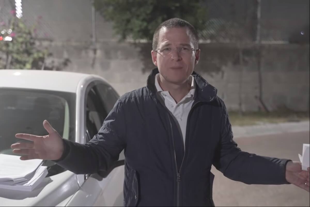 Regalan cartón de Caguamas a Ricardo Anaya en Monclova