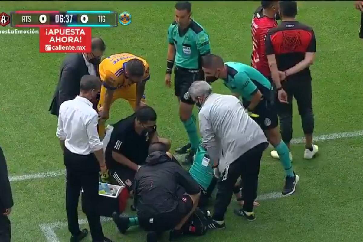 VIDEO: Árbitro sufre rara lesión y abandona el partido de Tigres vs Atlas
