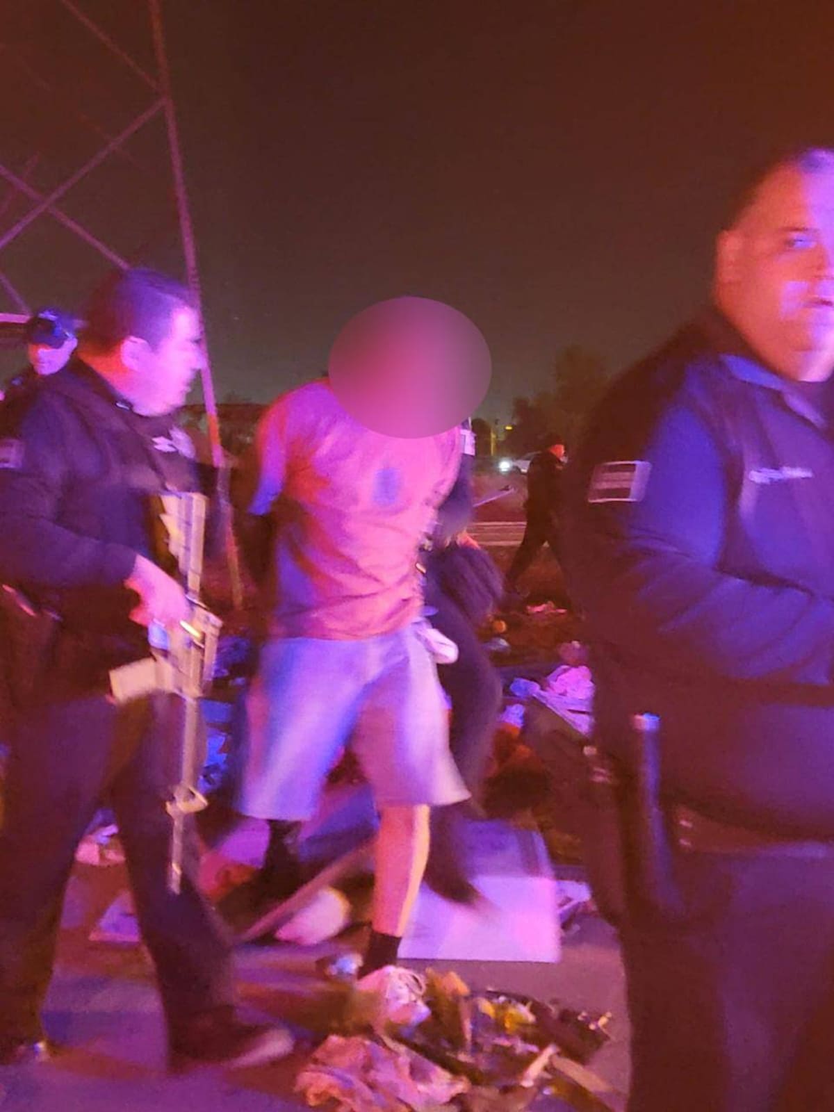 Policías, bomberos y rescatistas acudieron al lugar, donde observaron que en la torre, de más de 50 metros de altura, un hombre se encontraba sentado l Foto: Cortesía