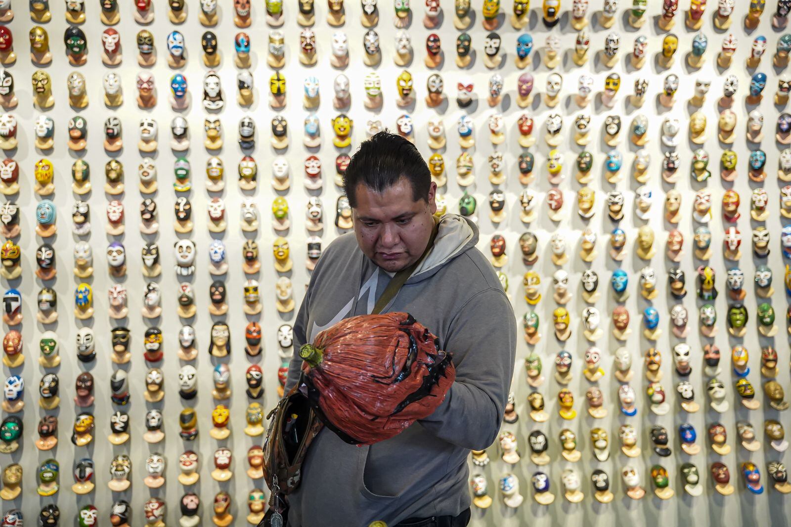 El evento reunió a luchadores profesionales y artistas que exhibieron obras basadas en ídolos del ring. Foto: Border Zoom