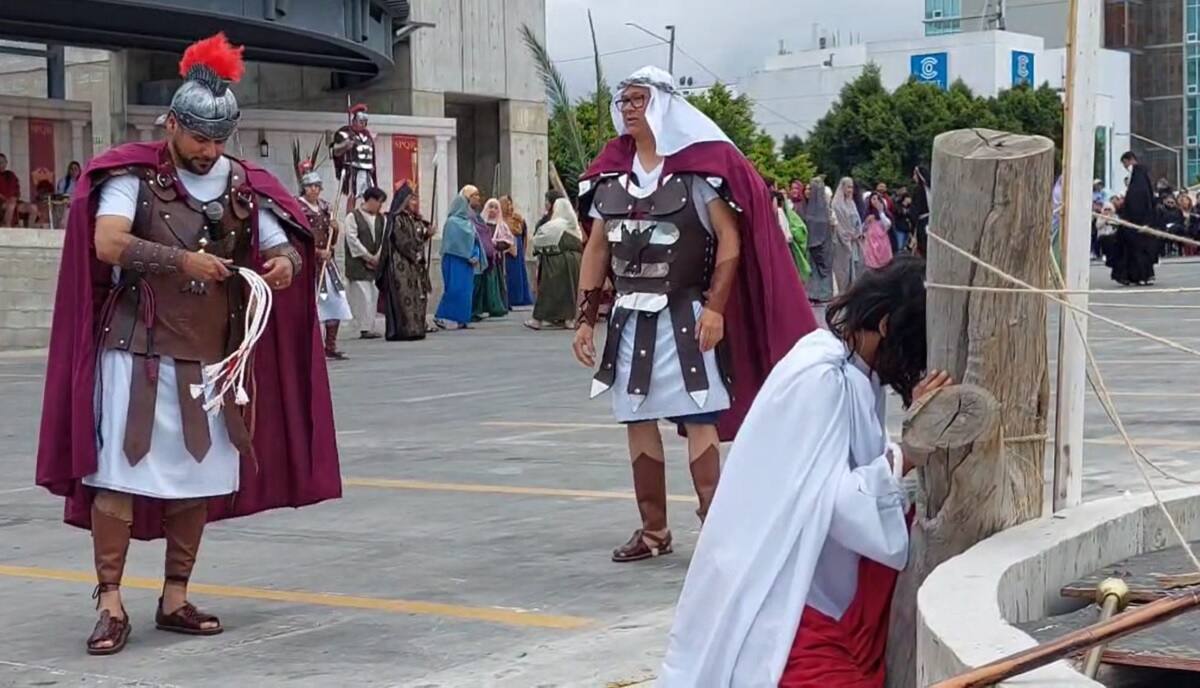 Decenas de tijuanenses presencian la escenificación de la Pasión de Cristo.