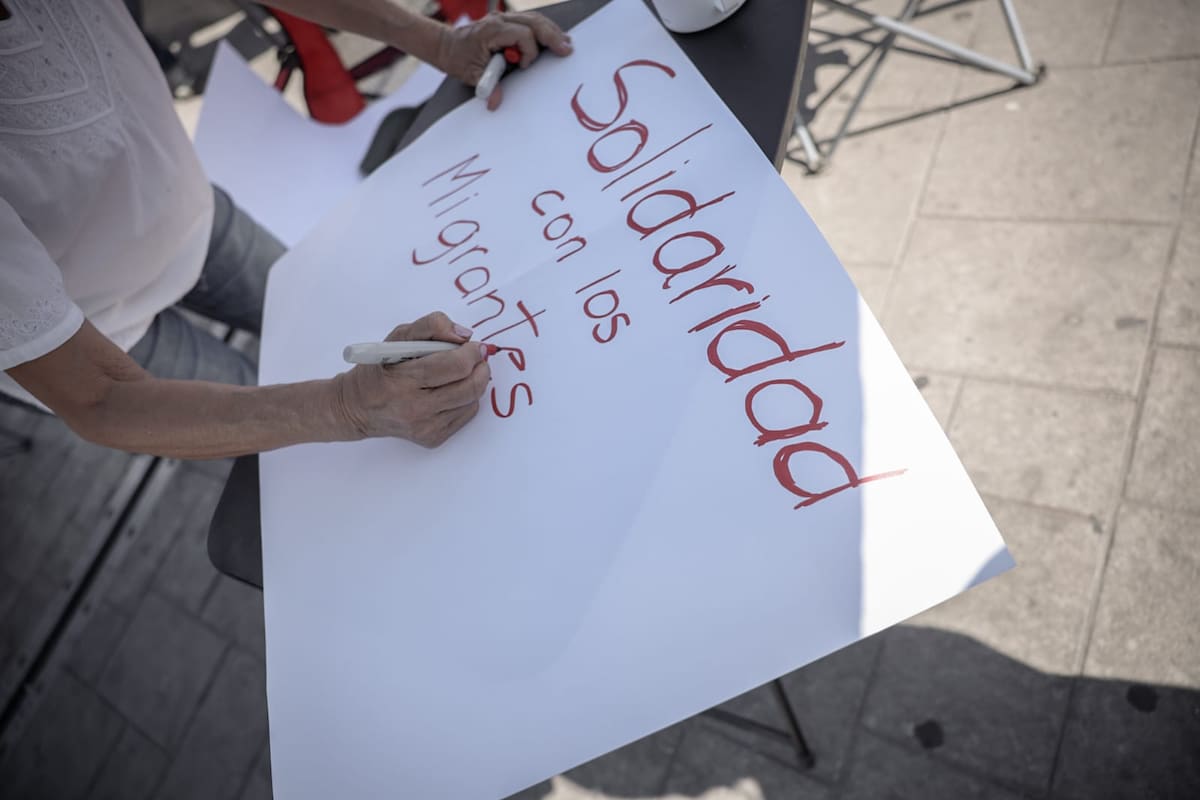Integrantes del contingente señalaron la importancia de apoyar a la comunidad migrante ante la situación que se ha estado viviendo en los últimos días en Los Ángeles, así como en otras partes de Estados Unidos l Foto: Daniel Reséndiz