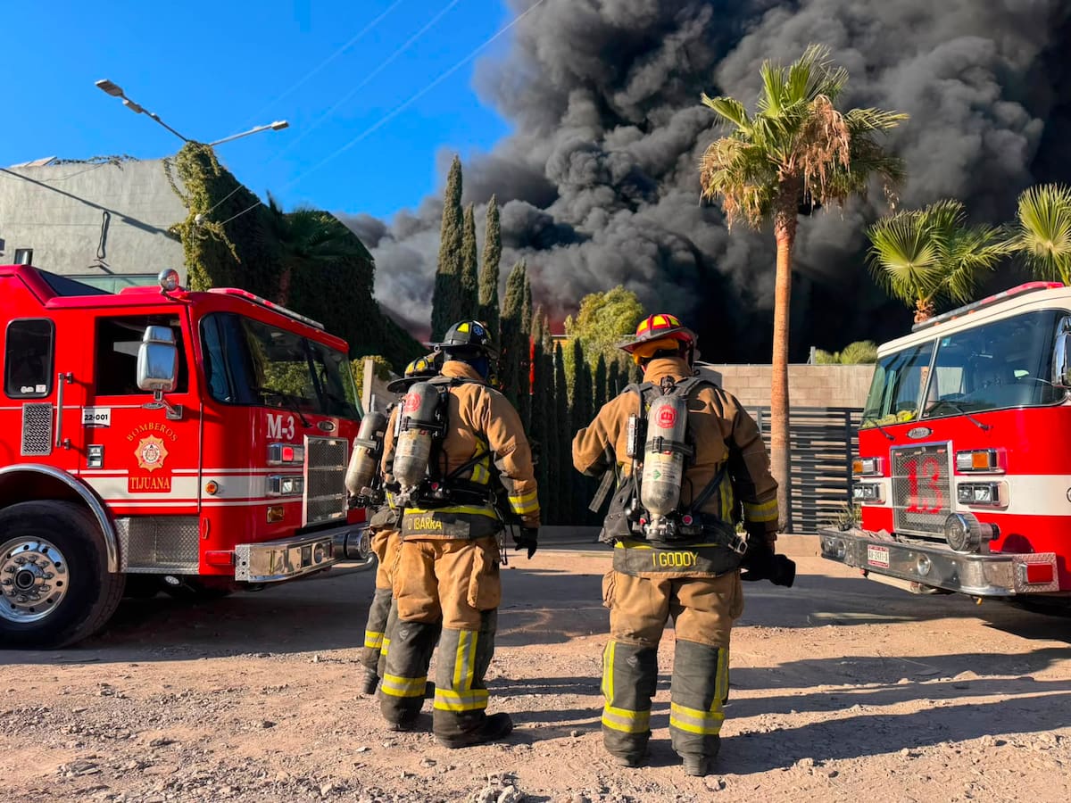 Bomberos enfrentaron complicaciones por el material plástico, mientras Protección Civil recomendó evitar actividades al aire libre por la presencia de humo y químicos. Foto: Border Zoom.