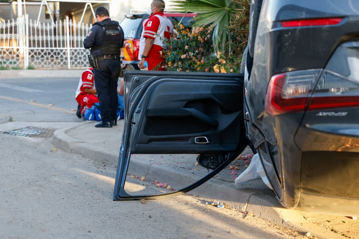 Conductora vuelca tras chocar contra vivienda
