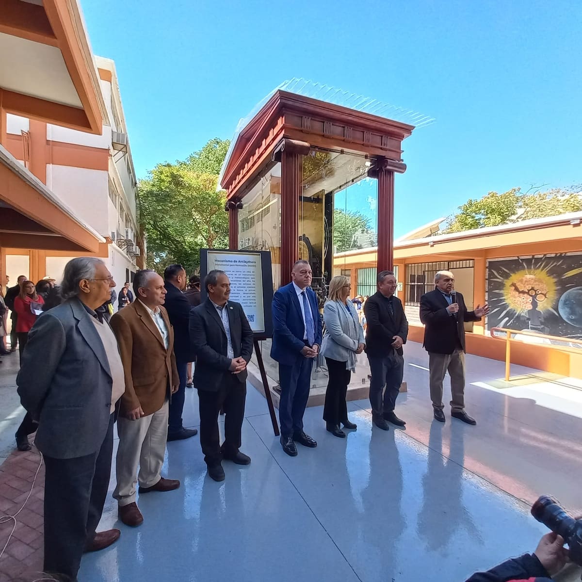 Personal de la Universidad y el Gobierno del Estado presentan el prototipo del Modelo de Antikythera, el cual tuvo uba inversión de 1.9 millones de pesos.