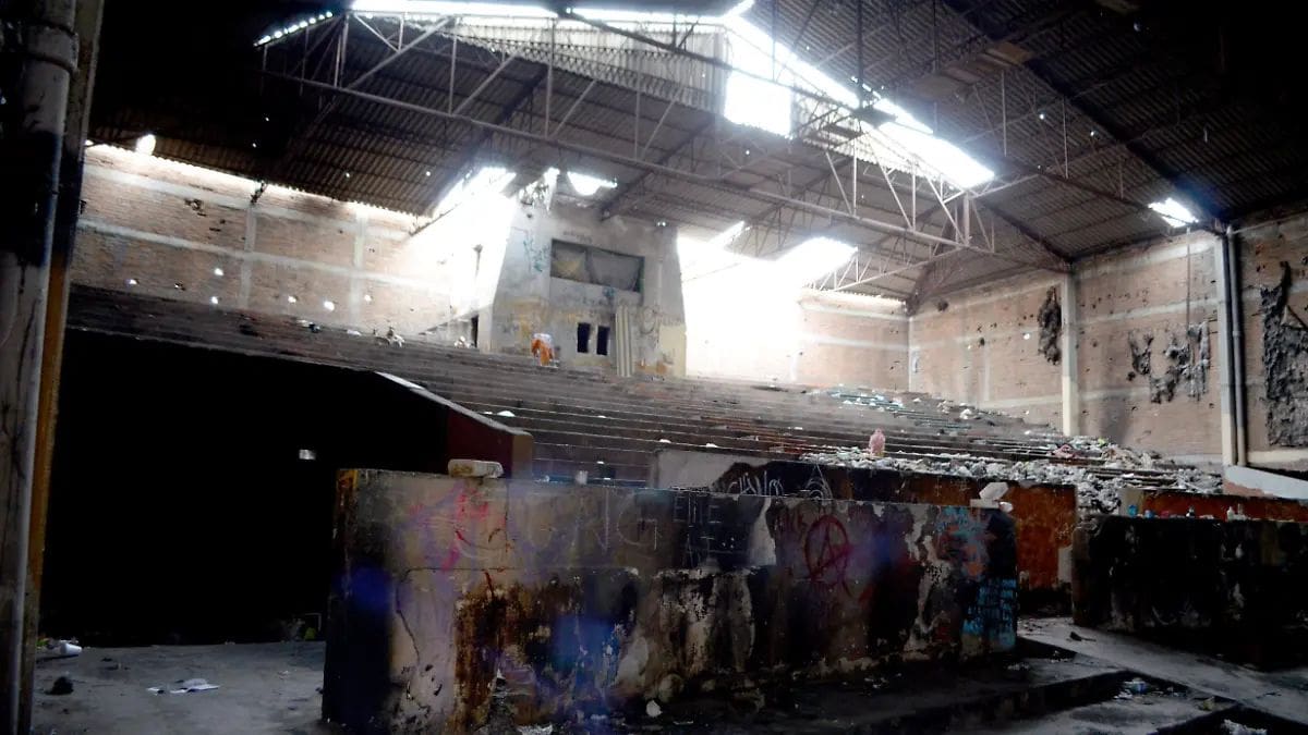 El interior del cine se encuentra así y Bomberos de Hermosillo ya advirtió sobre los daños que tiene la estructura y el peligro que representa. FOTO: CORTESÍA IGNACIO LARGARDA