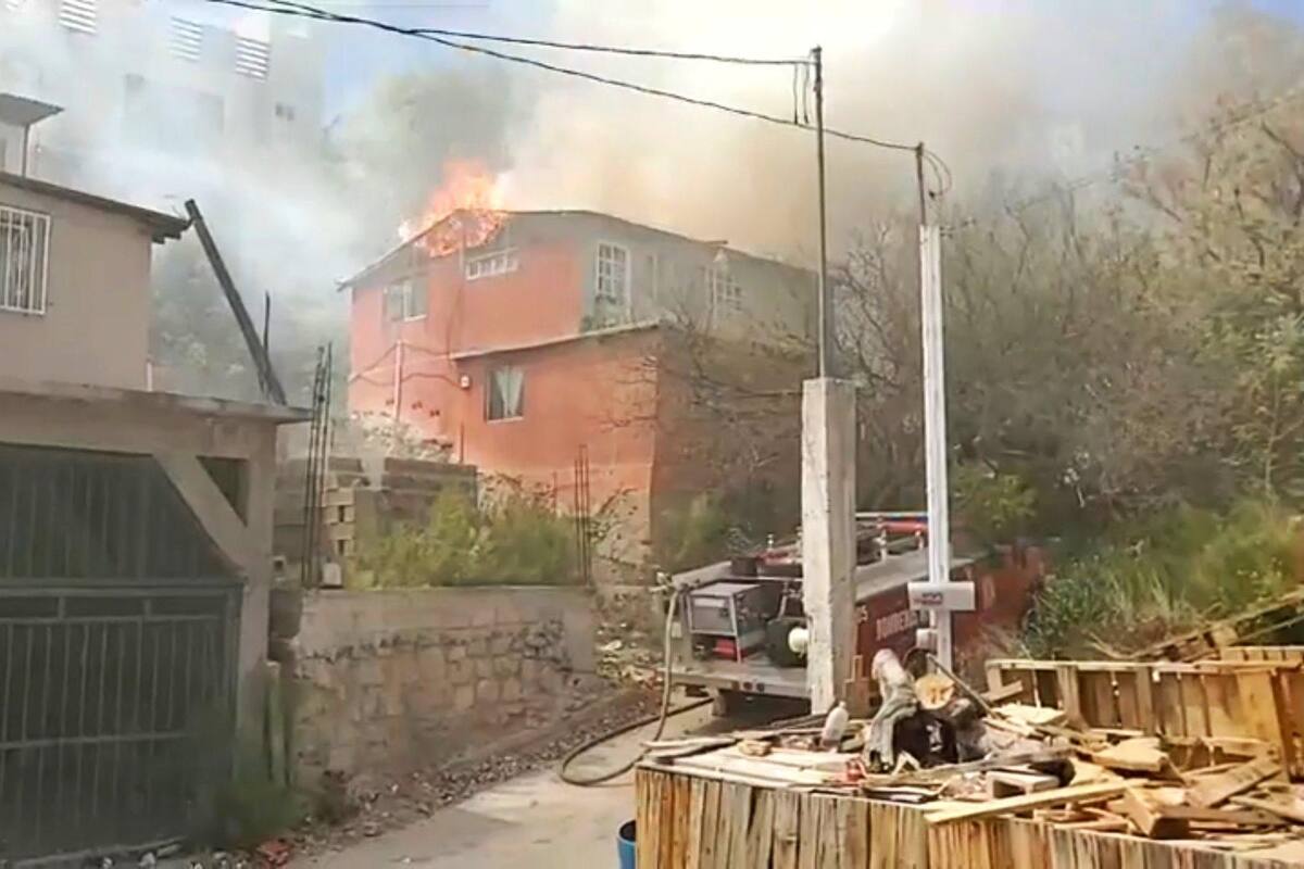Movilización de bomberos por incendio en vivienda de Nogales