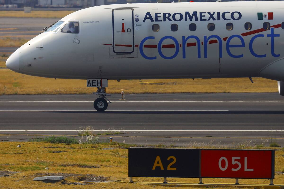 Imagen de archio. Un avión de Aeroméxico es fotografiado en la pista de aterrizaje del aeropuerto internacional Benito Juárez en Ciudad de México, México. 21 de abril de 2021. REUTERS / Edgard Garrido