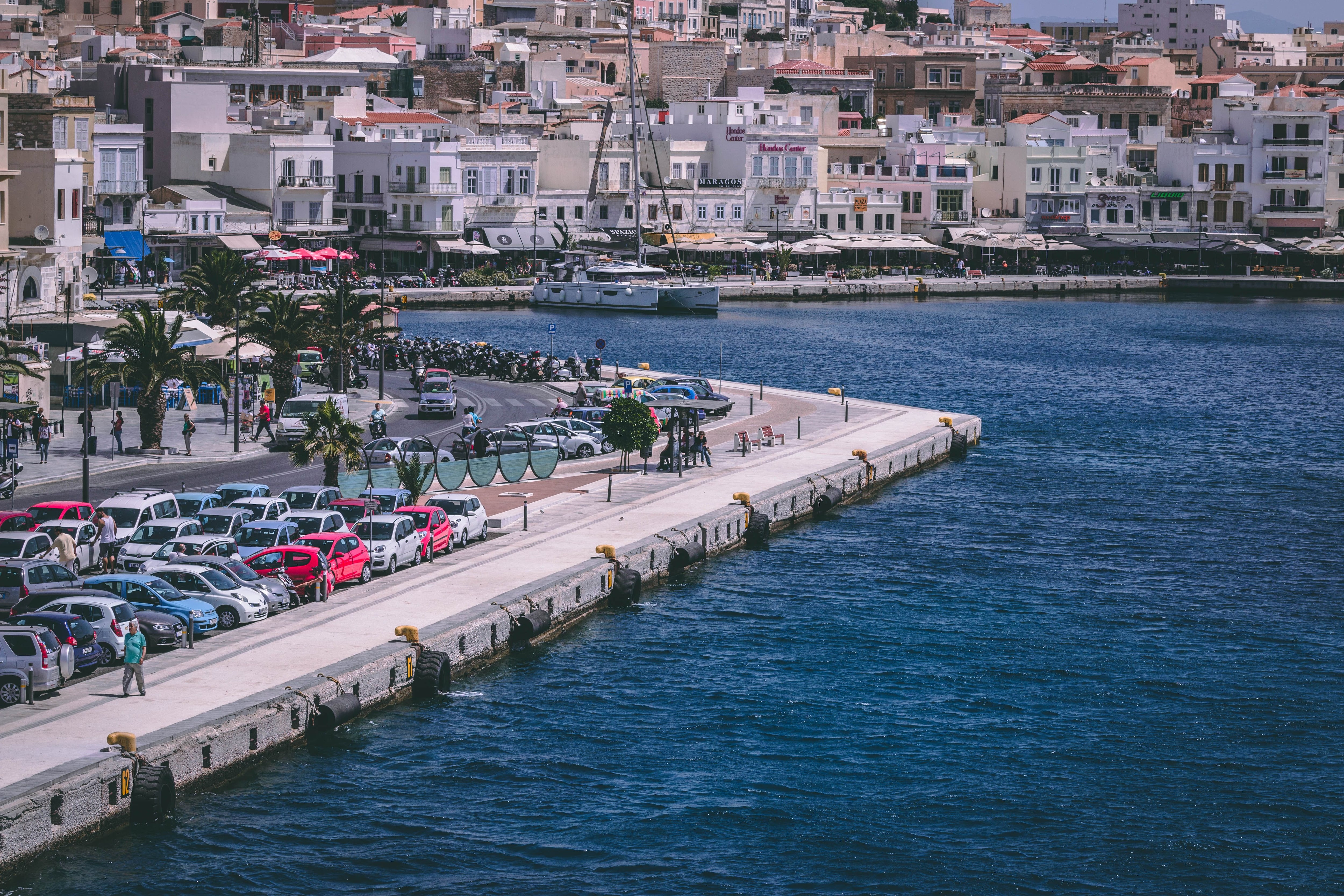 Después de sus actividades, los participantes pueden recorrer la isla griega de Syros durante su tiempo libre. Foto: Pexels
