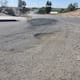 Tapan un bache y dejan tres sin reparar; vecinos de SLRC cuestionan trabajos de Obras Públicas