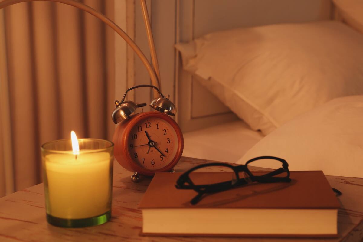 Qué objetos quitar de la mesita de luz para dormir mejor, según expertos