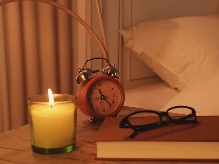 Qué objetos quitar de la mesita de luz para dormir mejor, según expertos