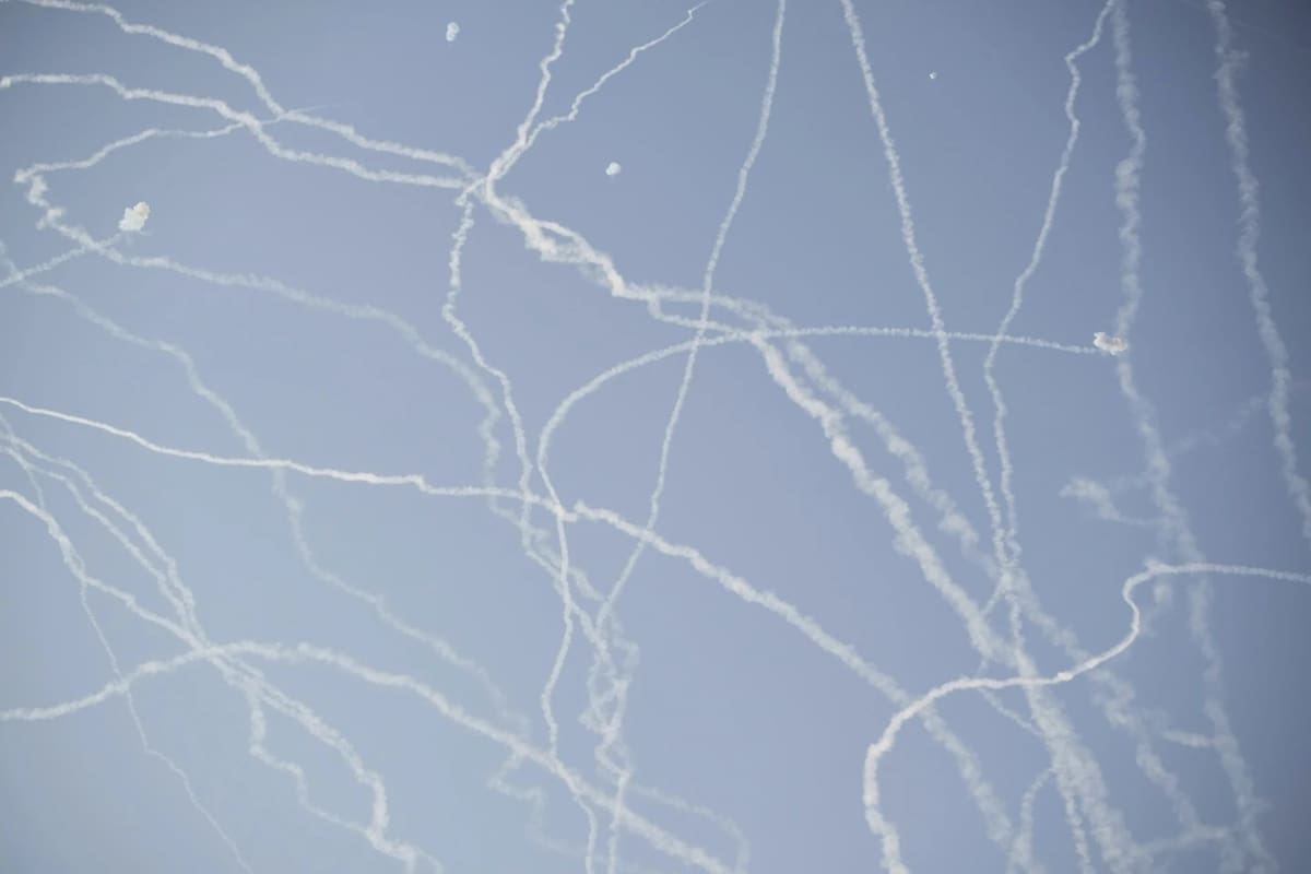 El sistema de defensa aérea israelí intercepta misiles durante un ataque iraní sobre Tel Aviv, Israel, el jueves 19 de junio de 2025. | Crédito: AP/Leo Correa)