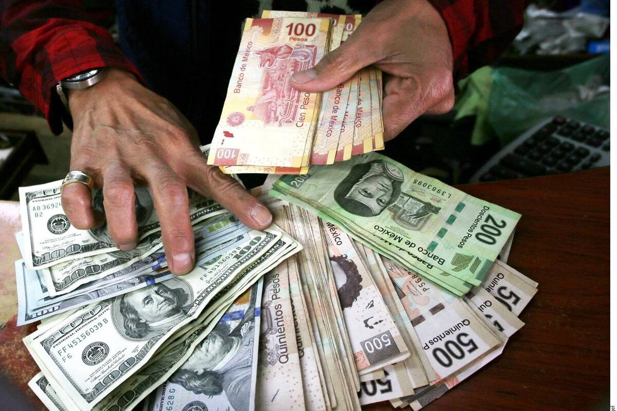 Peso mexicano continúa operaciones a la baja