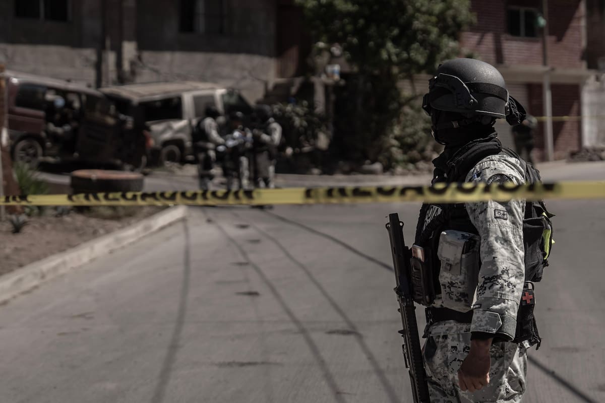 Asesinan a hombre a bordo de una minivan en Jardines de las Cruces