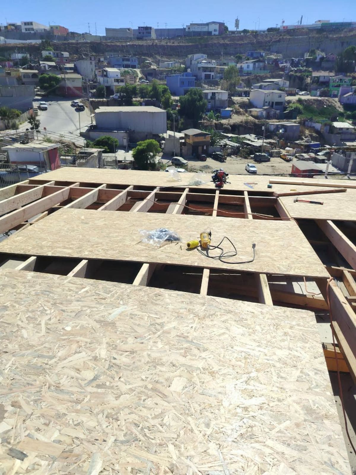 Una vecina acusa que construcciones sin permisos invaden su propiedad y han provocado filtraciones y daños en su vivienda, pese a denuncias presentadas desde 2025. Foto: Cortesía