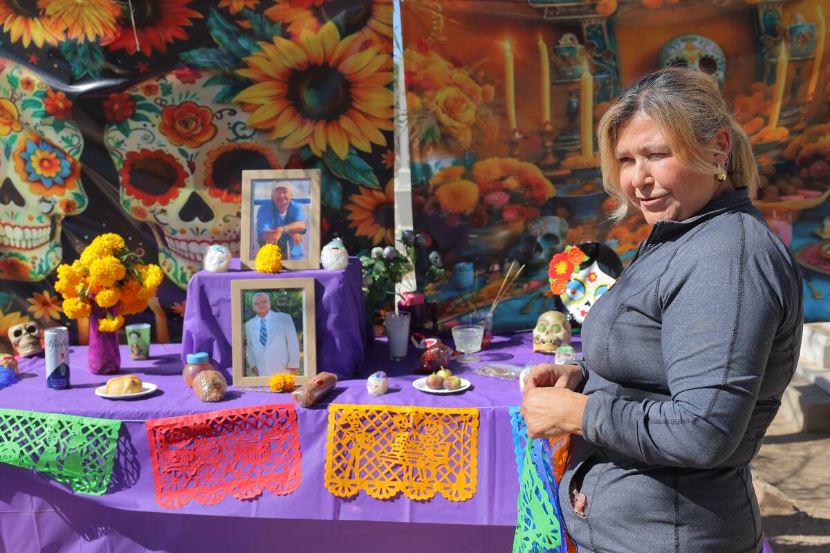 Sabina García hace un altar desde hace 15 años para su papá y este año su hermano, en el Panteón Yáñez. Foto: Archivo digital GH