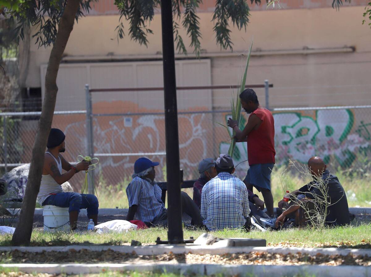 Personas en situación de calle en el camellón del bulevar Luis Encinas donde se reúnen a conversar y realizan figuras de palma que después venden a los automovilistas en los cruceros.