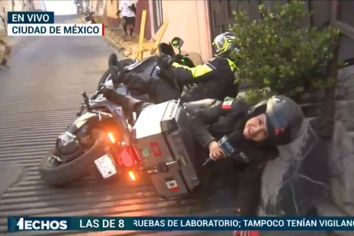 Reportera de Azteca Noticias tiene tremenda caída en vivo en la calle más peligrosa de CDMX