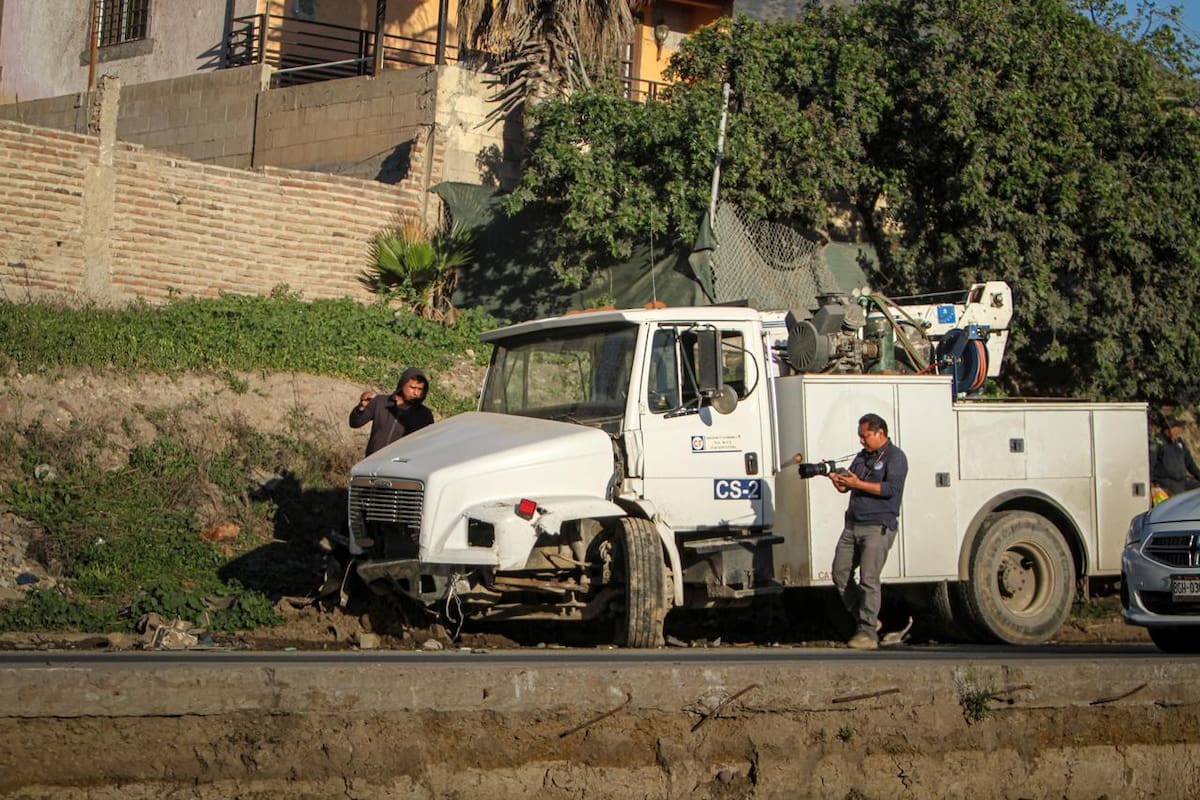 Un taxi libre y un automóvil Nissan terminaron volcados tras un choque registrado a la altura de la colonia Altiplano, en dirección a Otay. Foto: Border Zoom