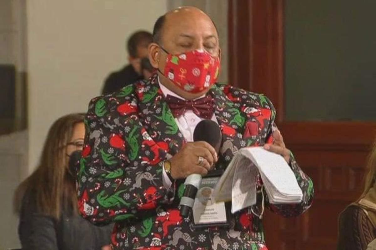 ¡Se agota! Traje que usó Lord Molécula en mañanera de AMLO