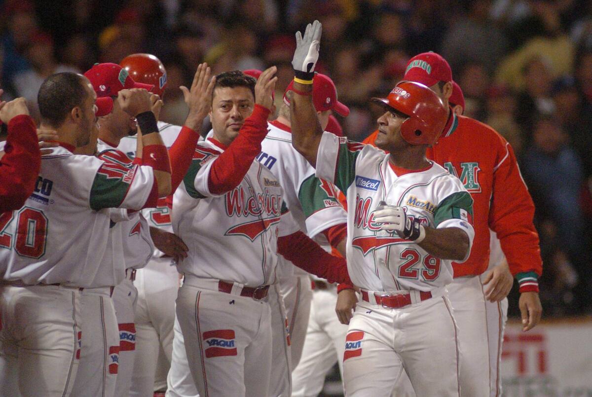 Trenidad Hubbard, jardinero central de México durante la Serie del Caribe Mazatlán 2005.