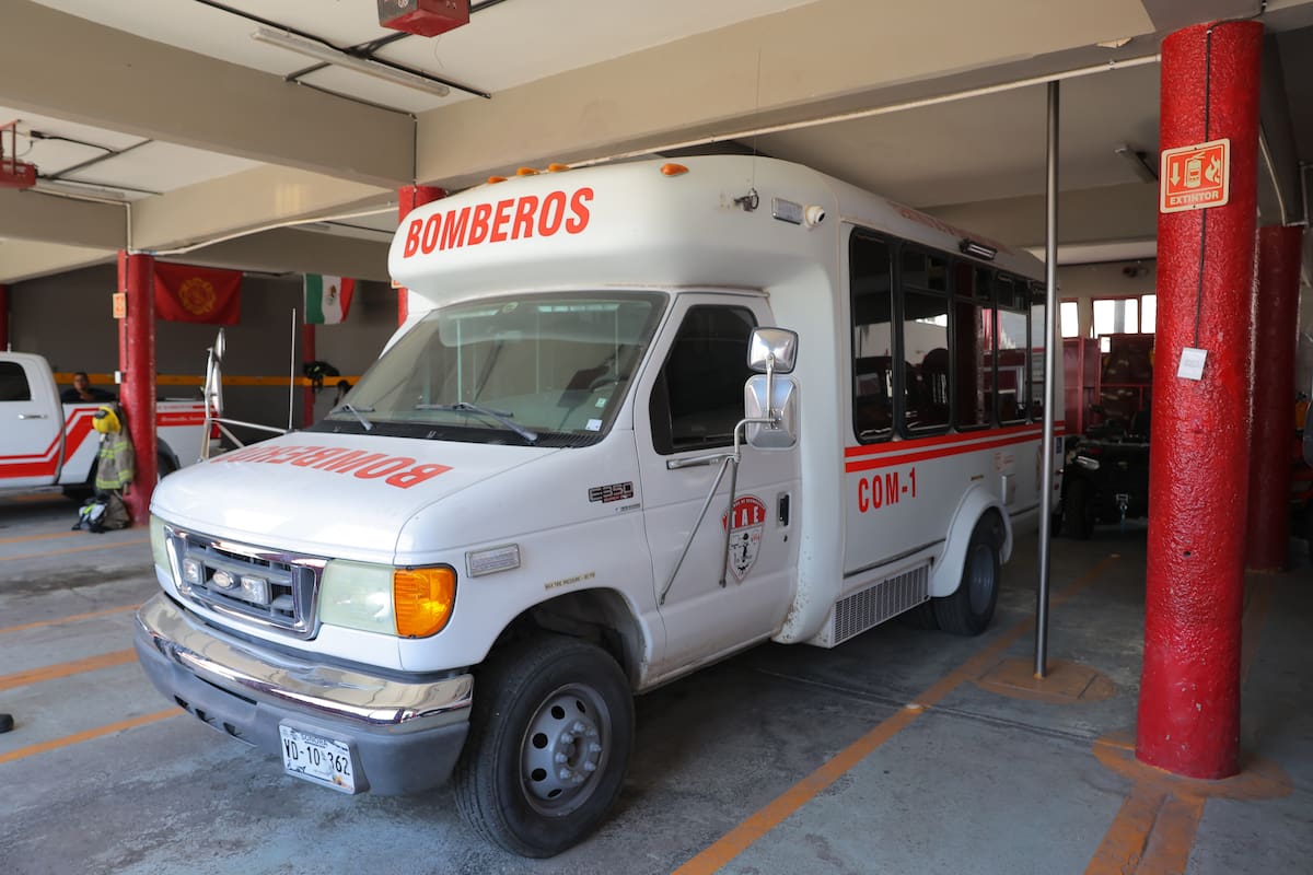 La unidad móvil especializada, acondicionada como centro de mando en campo, no solo transporta los drones, baterías, sensores y el robot Seri, sino que está equipado con antenas de alto alcance y repetidores de señal GPS.