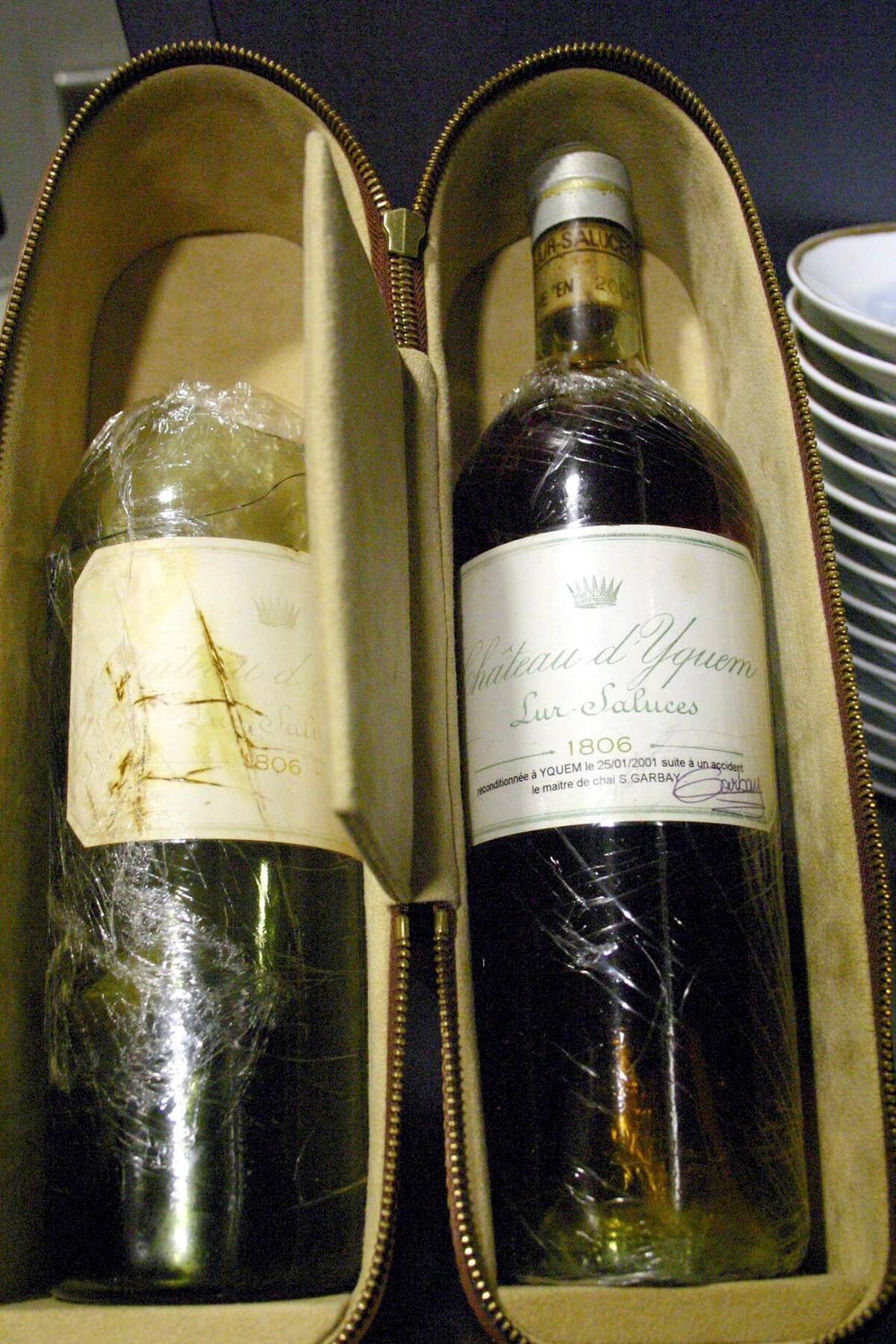 Fotografía de archivo de la botella Chateau d´Yquem de 1806 (d). El popular hotel Atrio de Cáceres, dos estrellas Michelín, tres Soles Repsol y una de las mejores bodegas del mundo, sufrió robo millonario de 45 botellas de vino: 38 de Romanée Conti y la protagonista de este templo de la gastronomía, el Chateau d´Yquem de 1806 (derecha). EFE/Archivo/Marisa Núñez