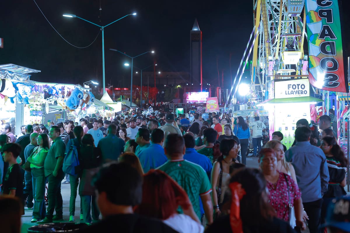 Familias llegan al Centro Cívico de Mexicali para celebrar el 15 de septiembre