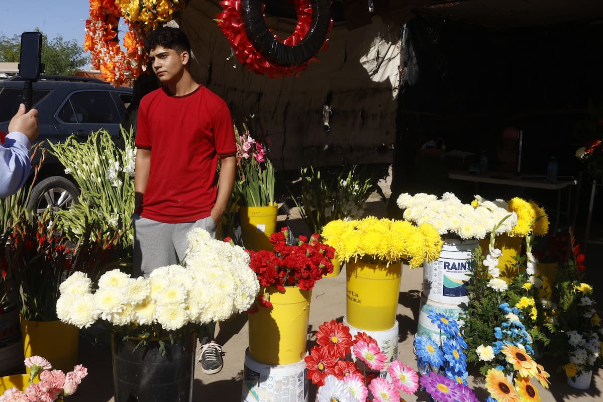 Brayan García confía en que las ventas mejoren en los próximos días. FOTO: JORGE LÓPEZ