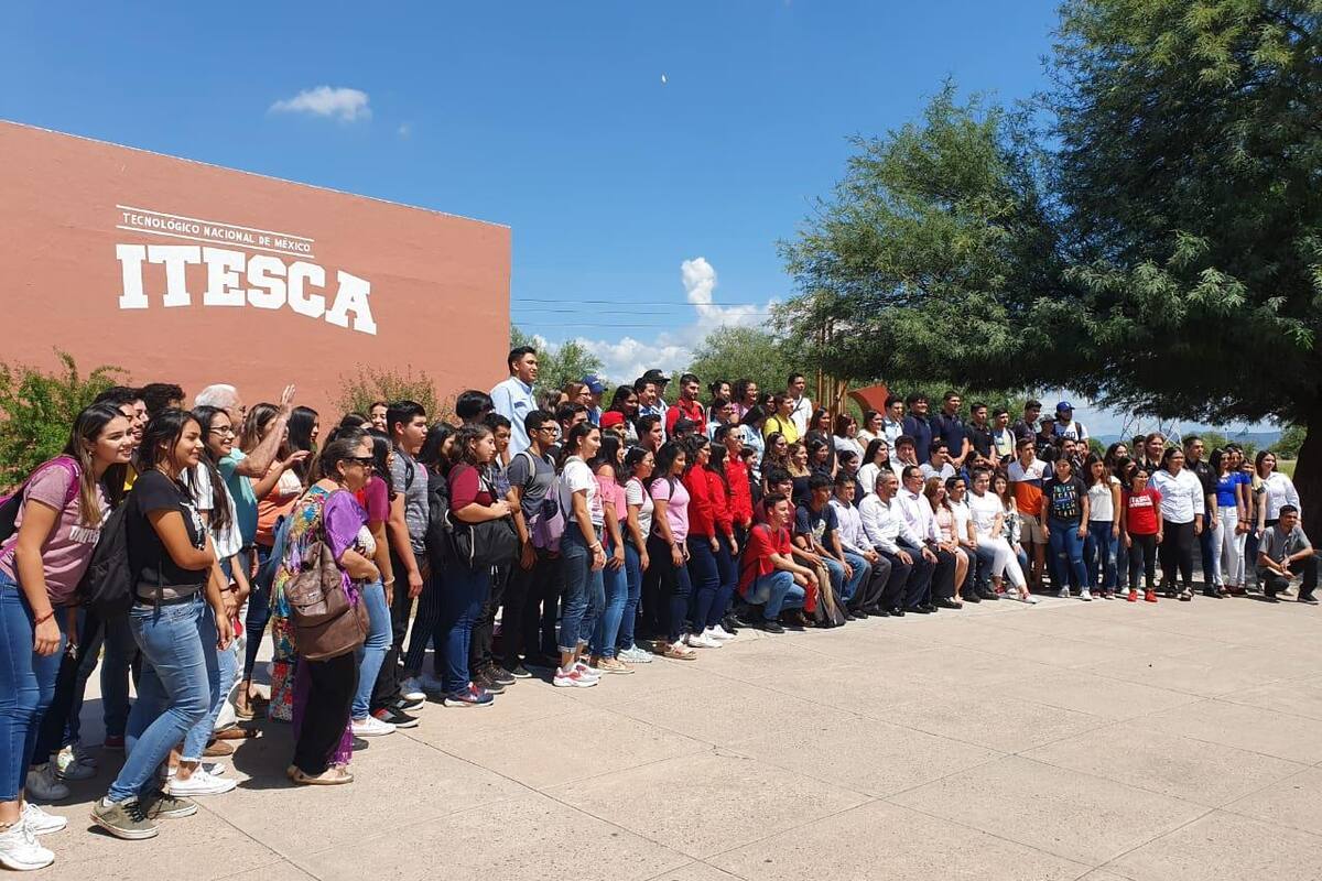 Universitarios le piden a alcalde arreglar calles