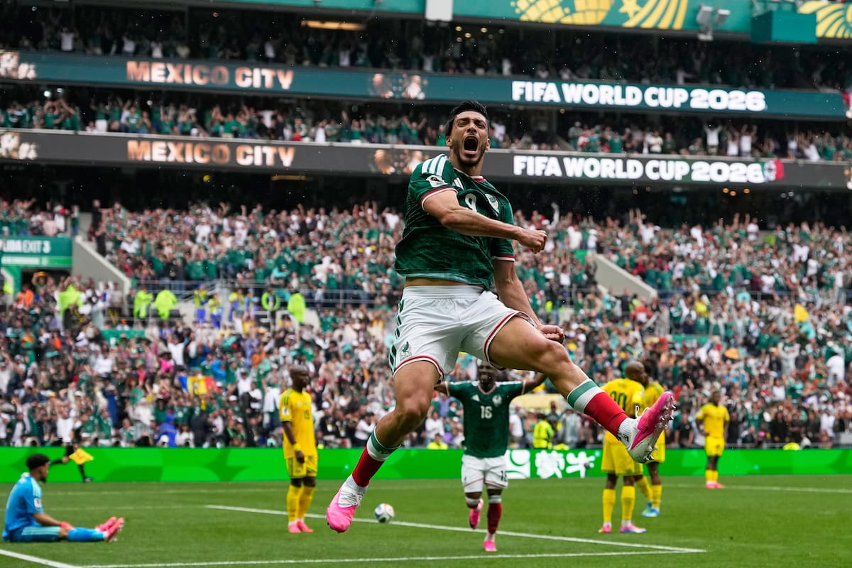 El mexicano Raúl Jiménez celebra tras marcar el segundo gol de su equipo durante el partido de fútbol del Grupo A de la Copa Mundial entre México y Sudáfrica en la Ciudad de México, el jueves 11 de junio de 2026. (Foto AP/Natacha Pisarenko)
