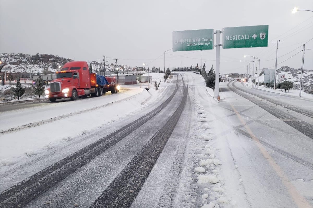 La Rumorosa: Por nevada se cierran las autopistas