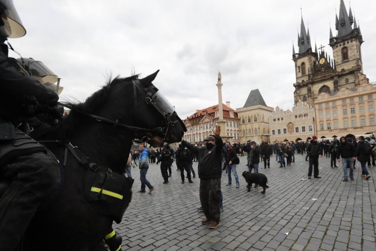 Utilizan cañón de agua para protestantes de restricciones por Covid-19 en Praga