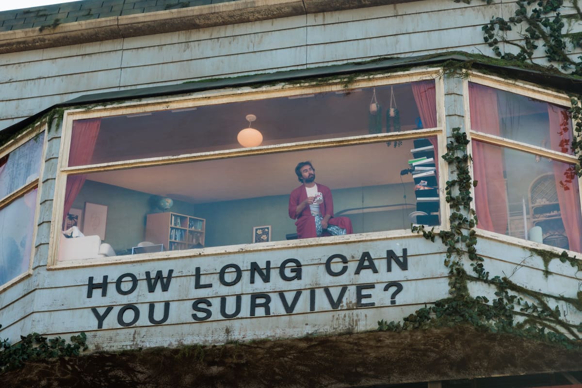 Netflix ha instalado a un hombre dentro de una valla publicitaria a nueve metros de altura para recrear la historia de supervivencia de ‘The Last House’