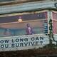 Hombre vive dentro de una valla publicitaria: The Last House