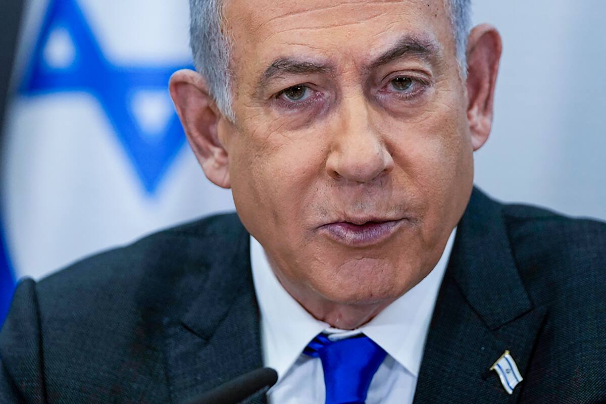 El primer ministro israelí, Benjamin Netanyahu, preside una reunión del gabinete en la base militar de Kirya, que alberga el Ministerio de Defensa israelí, en Tel Aviv, Israel, el 24 de diciembre de 2023. (Foto AP/Ohad Zwigenberg, Archivo)