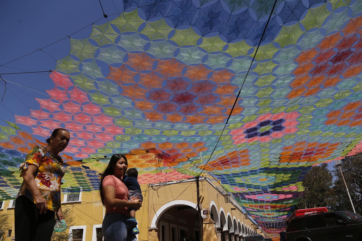 Elaboran en pueblo de Jalisco el tejido más grande del mundo