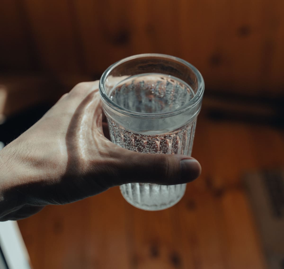La hidratación, el metabolismo y la digestión son algunos de los procesos que intervienen cuando el organismo recibe agua fría. Foto: Pexels