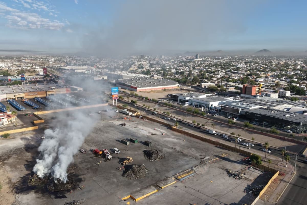 Se incendian ruinas de lo que fue Sam’s Club en Hermosillo; moviliza a Bomberos y Protección Civil