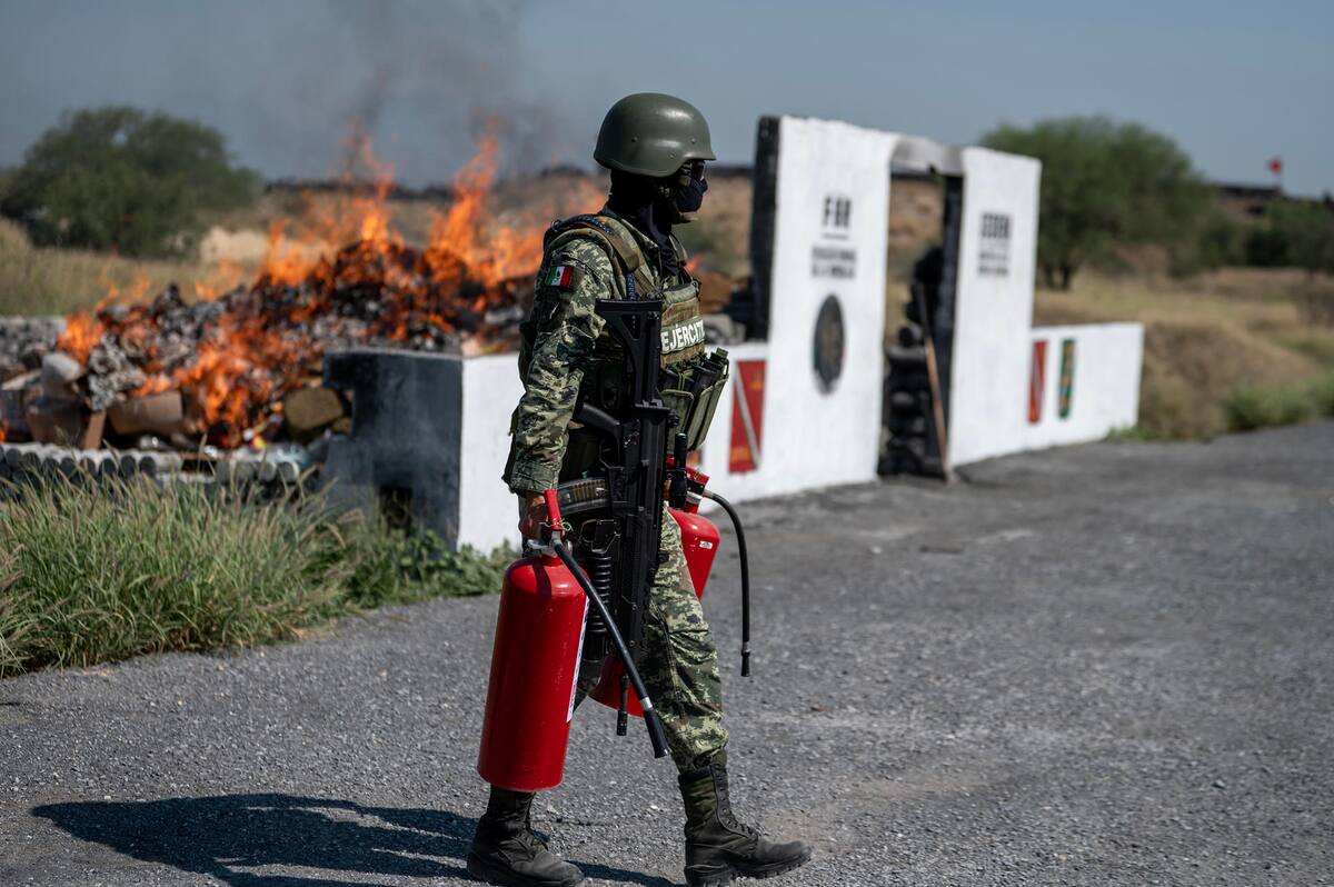 Integrantes del Ejército mexicano, incineraron estupefacientes hoy, en la IV zona militar en Monterrey, estado de Nuevo León (México). EFE/Miguel Sierra.