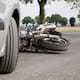 Motociclista choca contra carro estacionado y muere